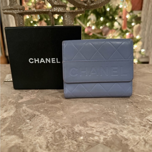 Chanel Matelasse bifold wallet in dusty blue leather - Picture 2 of 14
